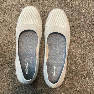 Near perfect condition creme all birds flats 8.5